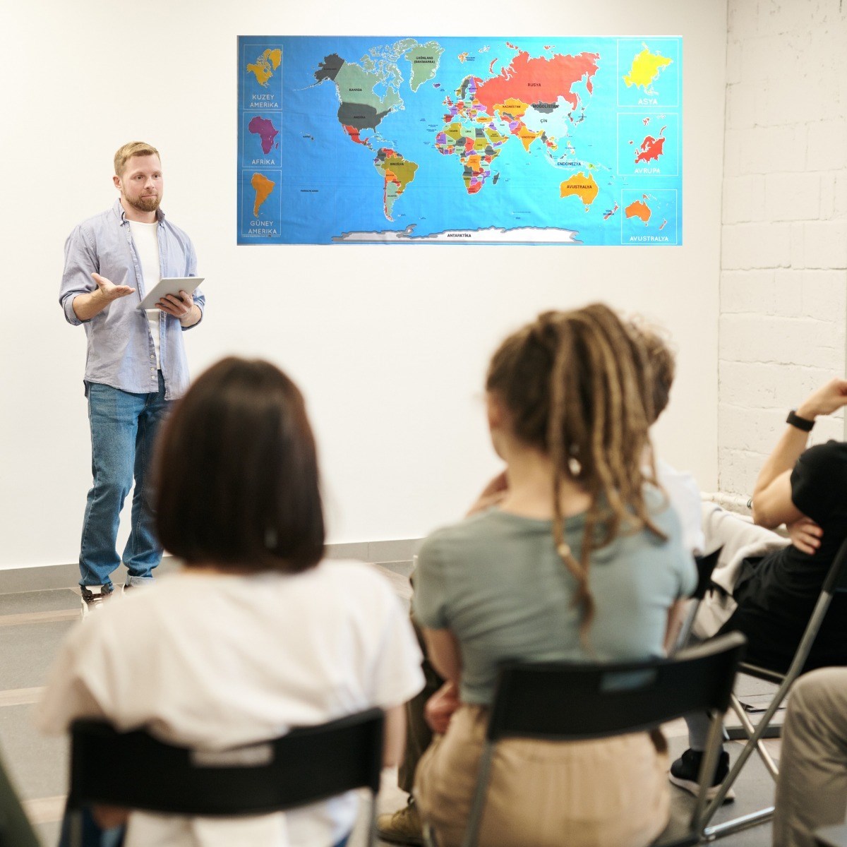 Renkli Atlas Dünya Haritası Manyetik Yapıştırıcı Gerektirmeyen Duvar Stickerı 118 CM * 56 CM