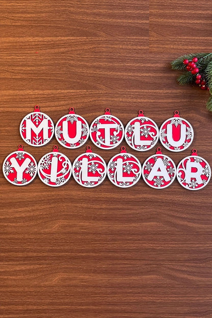 11 Harfli Kırmızı Beyaz İpli MUTLU YILLAR Yazılı Ahşap Yılbaşı Ağaç Süsü