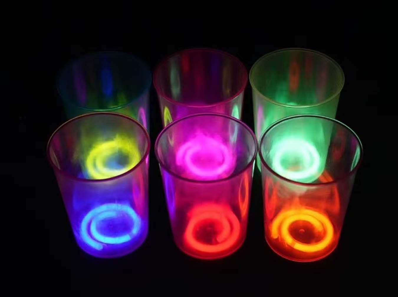 Karanlıkta Yanan Gece Işığı Mega Glow Bardaklar 8 Adet 8.5 x 10.5 cm